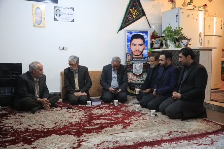 حضور رئیس شورای ائتلاف در منزل شهید مدافع امنیت روح‌الله عجمیان در ابتدای سفر استانی به البرز