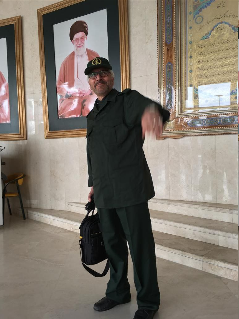 تصویری از دکتر ریاض معاون سازماندهی اجتماعی شورای ائتلاف با لباس سپاه